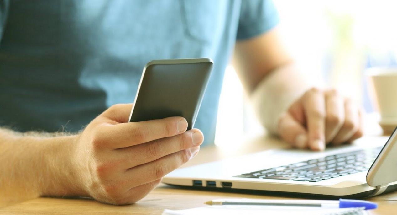 Sesión colaborativa de taller donde participantes comparten experiencias