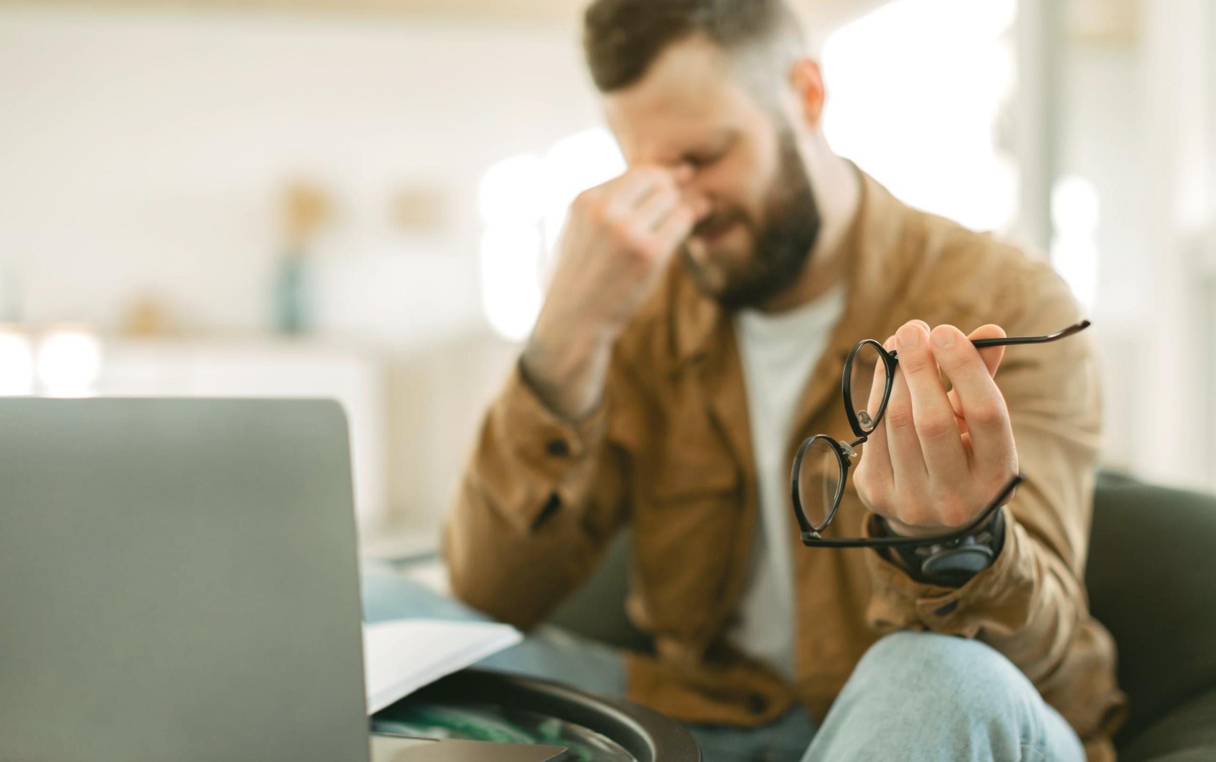 Participantes trabajando colaborativamente en ejercicio práctico de taller